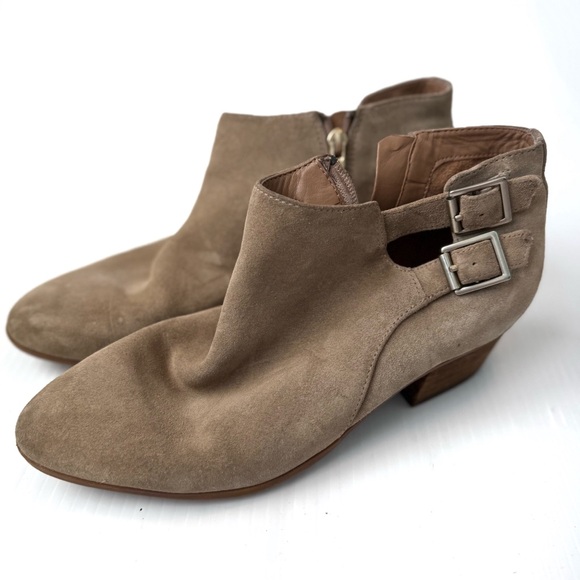 Clarks Artisan Tan Suede Ankle Booties with Buckle Detail size 9 - Picture 1 of 10